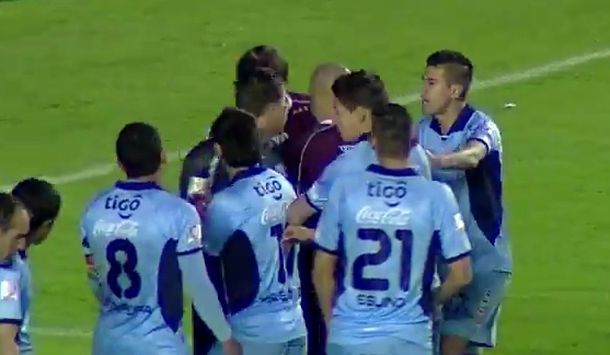 Luđački nasrtaj igrača Lanusa na protivnika Luđački nasrtaj igrača Lanusa na protivnika