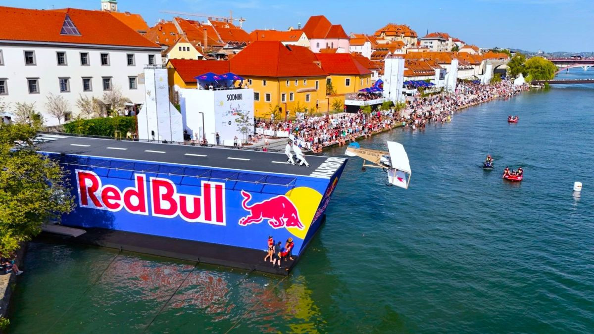 U Mariboru održan spektakularni Red Bull Flugtag, iznad Drave poletjele ručno izrađene letjelice U Mariboru održan spektakularni Red Bull Flugtag, iznad Drave poletjele ručno izrađene letjelice
