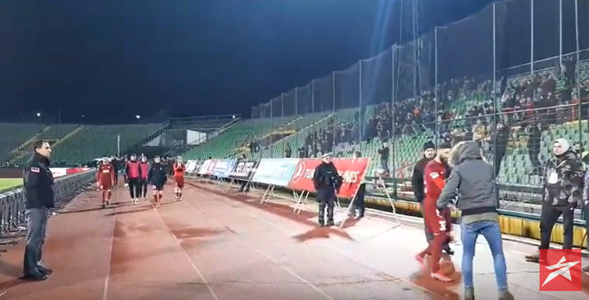 Igrači Sarajeva su na kraju zaslužili ovakav ispraćaj s terena