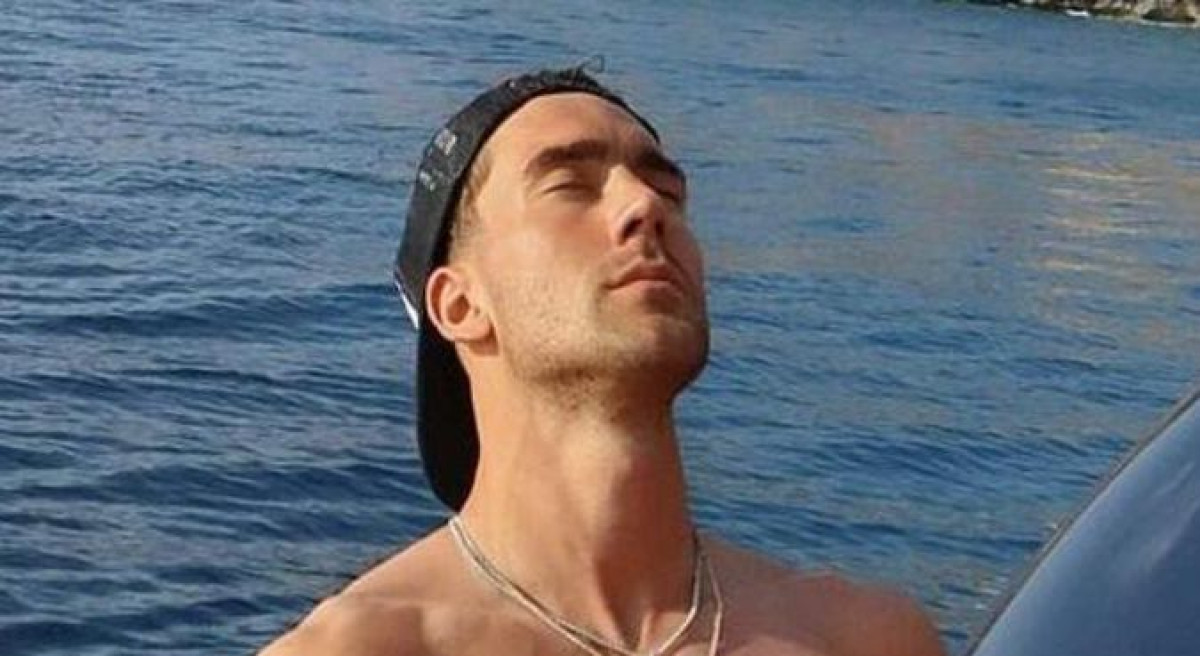 Vlahović uživa na odmoru, objavio fotografiju iz bazena s djevojkom koju su svi odmah prepoznali