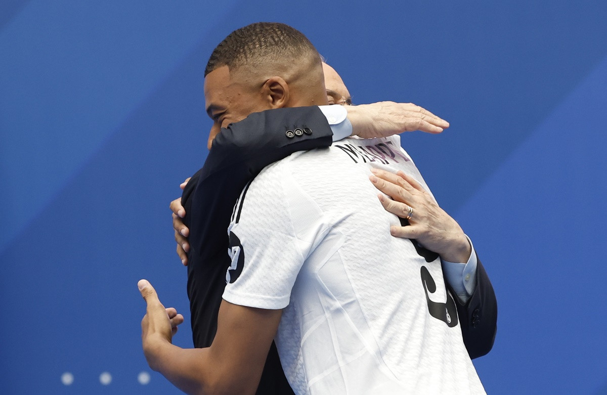 Mbappe shvatio grešku, pa počeo da se izvinjava Perezu: "Žao mi je" Mbappe shvatio grešku, pa počeo da se izvinjava Perezu: "Žao mi je"