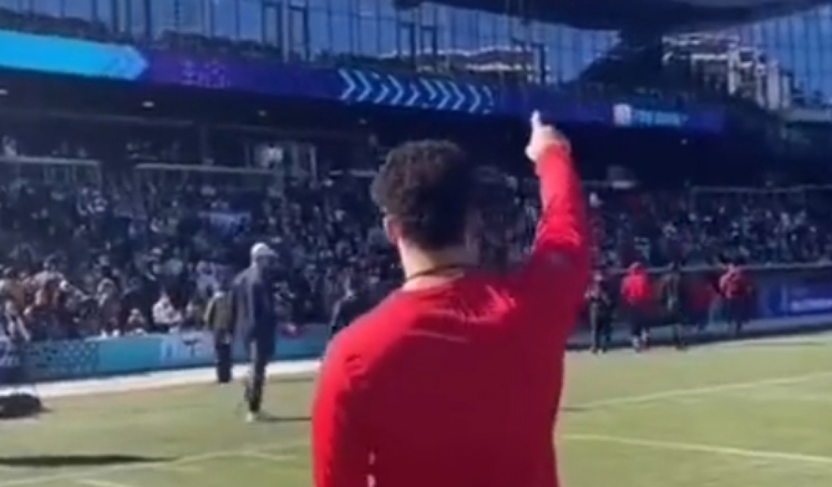 Došao na stadion, podigao publiku na noge i niko nije primijetio da se ne radi o fudbalskoj zvijezdi Došao na stadion, podigao publiku na noge i niko nije primijetio da se ne radi o fudbalskoj zvijezdi
