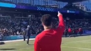 Došao na stadion, podigao publiku na noge i niko nije primijetio da se ne radi o fudbalskoj zvijezdi