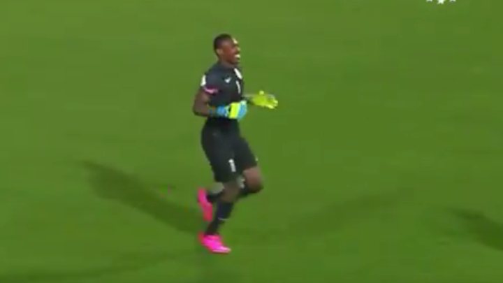 Nigerijski golman pobjedu proslavio sa glavnim sucem