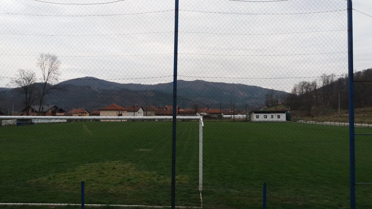 Uređenje travnjaka na stadionu jesenjeg prvaka Druge lige Centar
