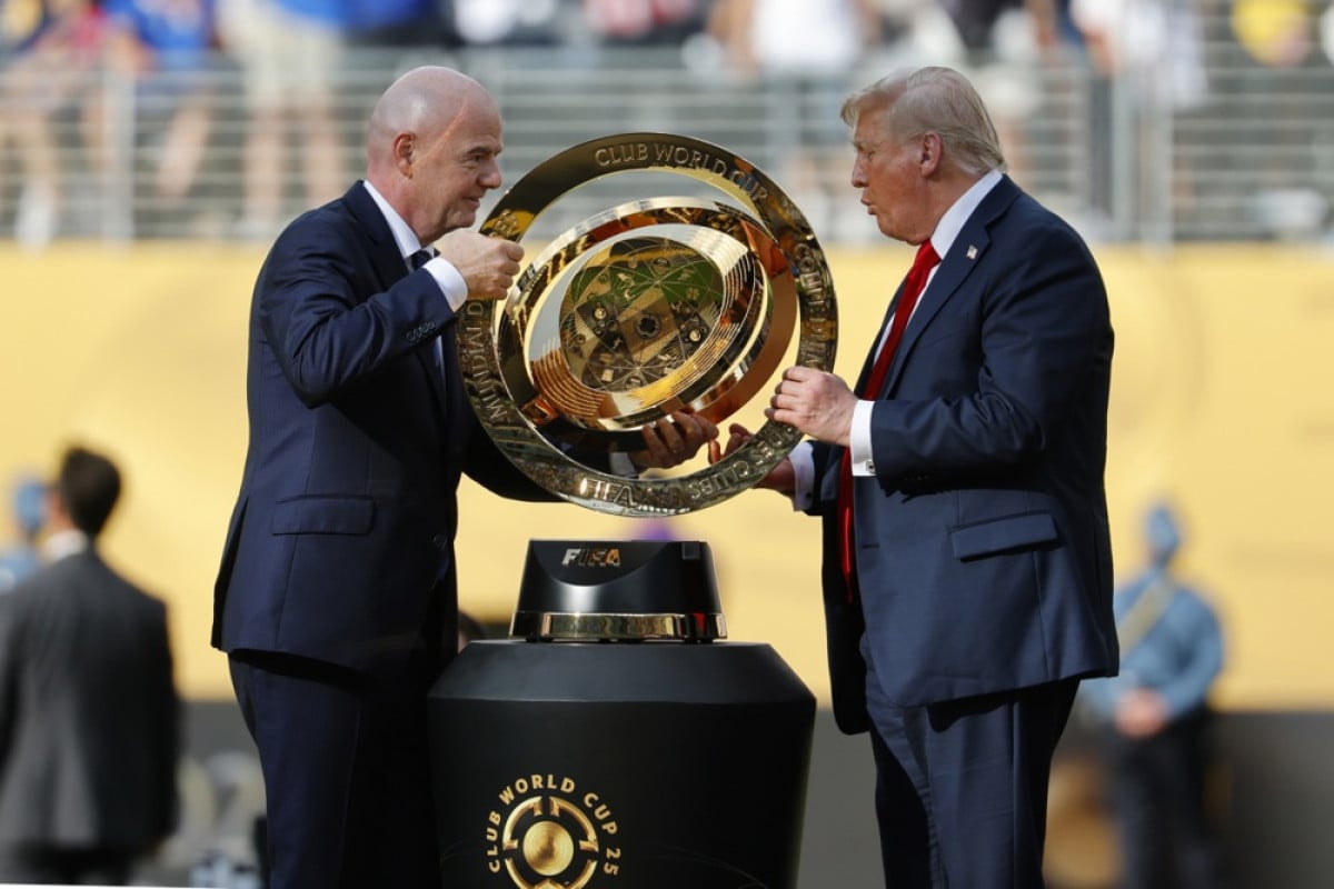 Chelsea osvojio prvenstvo pa dobio kopiju trofeja jer je orginalni kod Donalda Trumpa Chelsea osvojio prvenstvo pa dobio kopiju trofeja jer je orginalni kod Donalda Trumpa