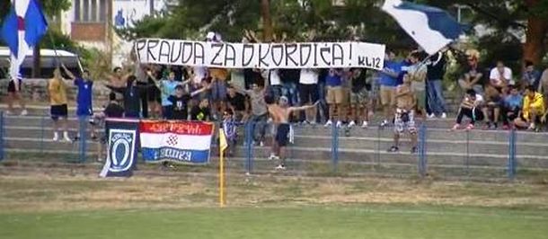 Navijači Troglava traže pravdu za osuđenog ratnog zločinca