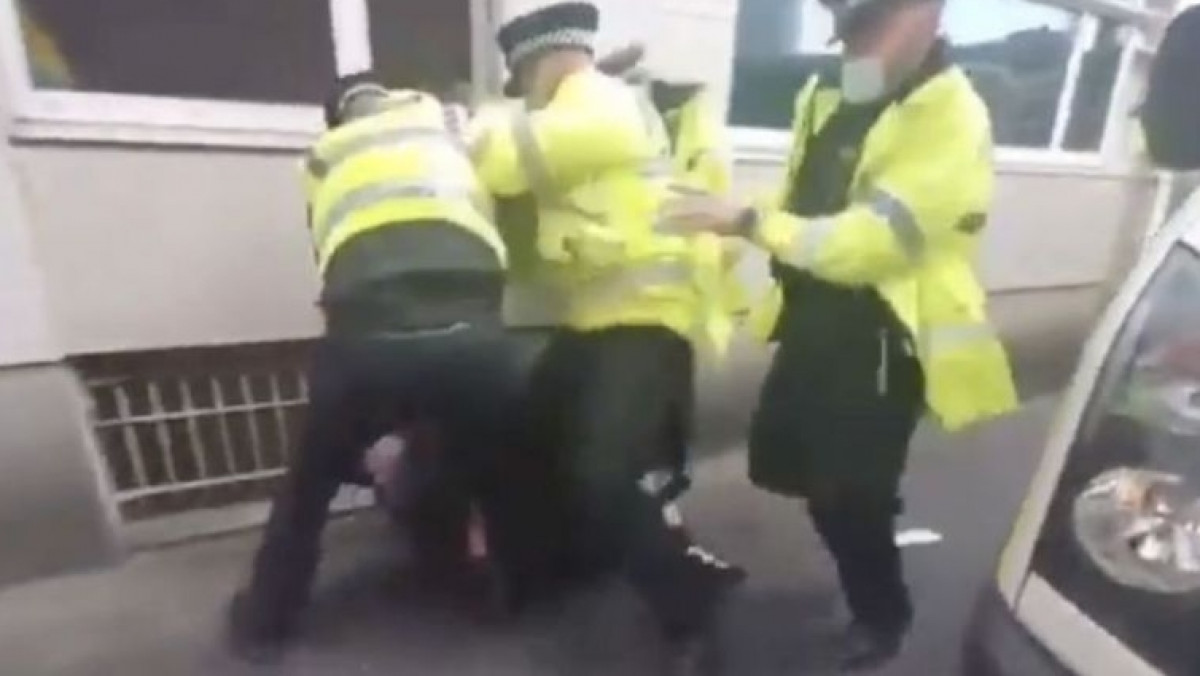 Njemu više nije do protesta: Policija u Manchesteru brutalno pretukla navijača Uniteda