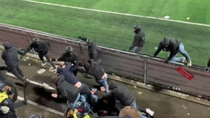 Haos u srcu Evrope: Navijači se tukli sa policijom, igrači spašavali živu glavu 