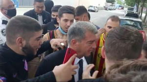 Laportu jutros ispred kluba dočekali navijači i dali su mu jasnu poruku