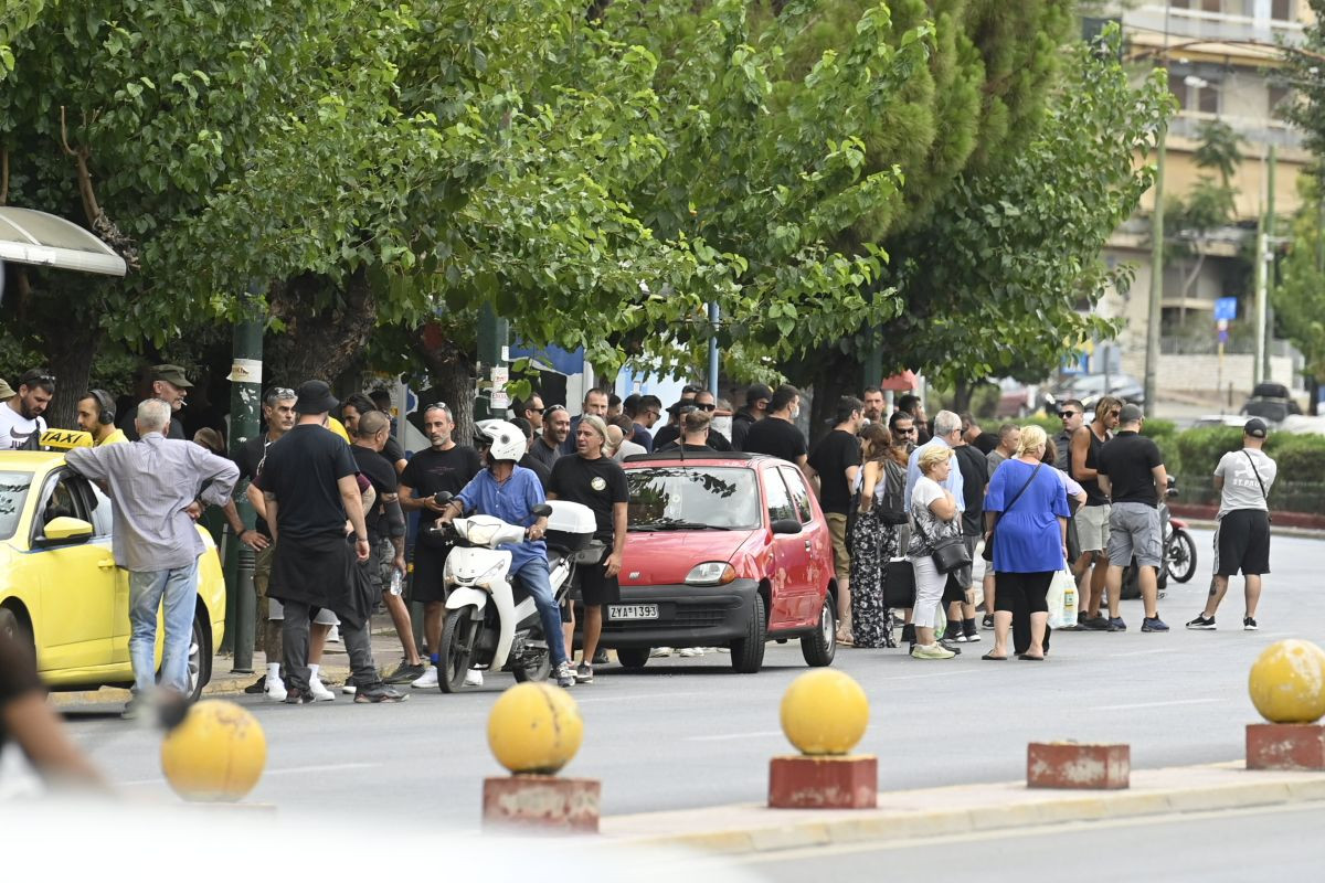Haos pred sudom: Navijači AEK-a bacali flaše, gađali novinare i policiju