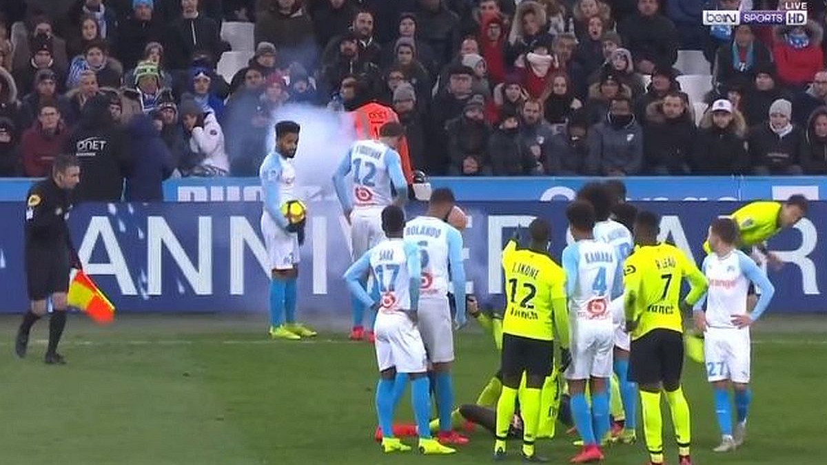 Navijači Marseillea gube živce: Bacili petardu među svoje igrače, meč prekinut