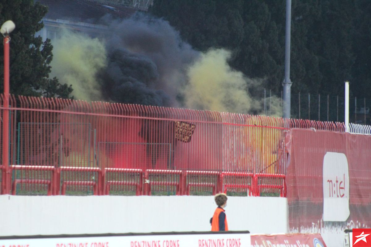 Ultrasi ispred stadiona proslavljaju rođendan: Bakljada u 27. minuti meča