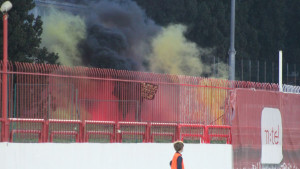 Ultrasi ispred stadiona proslavljaju rođendan: Bakljada u 27. minuti meča