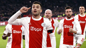 Svi kapiteni s ukrajinskom, a Tadić s drugom kapitenskom trakom: Trener Ajaxa dao "objašnjenje"