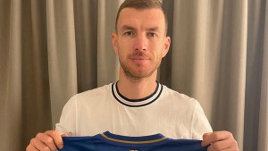 Edin Džeko pozirao s dresom najdražeg kluba: "Nadamo se da ga uskoro vidimo u njemu"