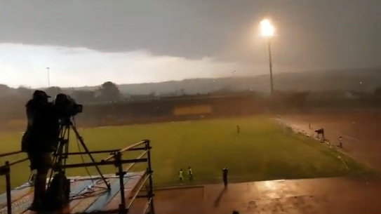Nezapamćeno nevrijeme prekinulo utakmicu dok su igrači bježali pred vjetrom