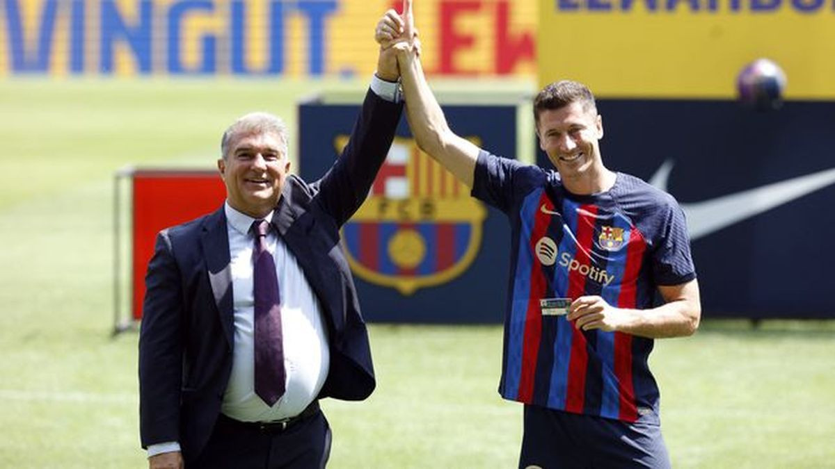 Lewandowski zvanično predstavljen u Barceloni, na leđima nosi 'ukraden' broj od svog saigrača
