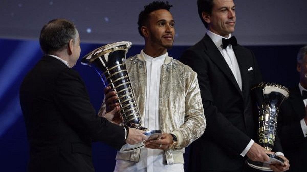 Britanac okrunjen novom titulom, nagrada za osobu godine pripala Verstappenu 
