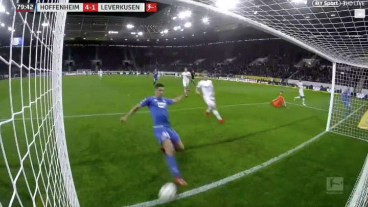 Pa, zašto? Pogledajte izraz igrača kojem je Kramarić 'ukrao' gol