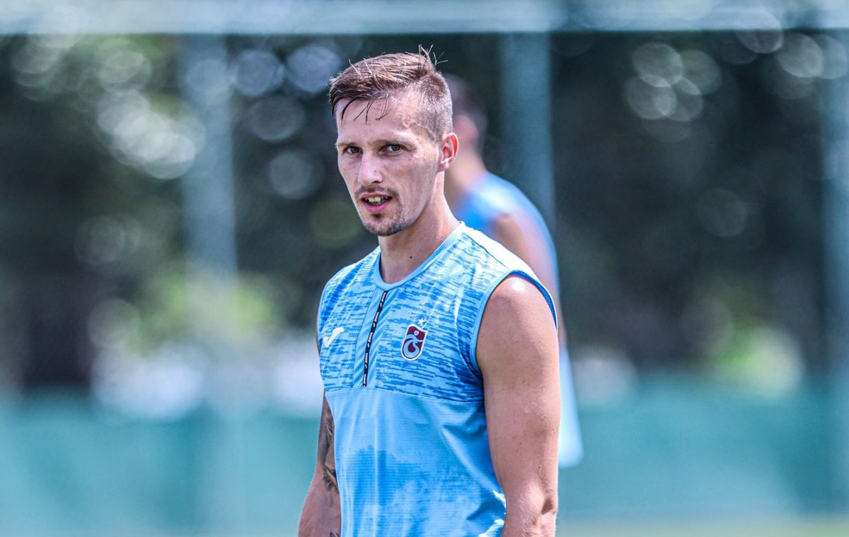 Oršić neće u Dinamo, ali je u ozbiljnom problemu: "Zarađuje 2.5 miliona i ne zna šta da radi" Oršić neće u Dinamo, ali je u ozbiljnom problemu: "Zarađuje 2.5 miliona i ne zna šta da radi"