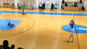 Prekid u Prozoru! Igrači MNK Mujo Hrnjica sjeli na parket i ne žele da igraju!