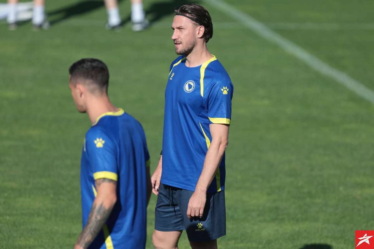 Eintracht posvetio tekst Bičakčiću, reprezentaciju BiH nazvali Zlatnim ljiljanima Eintracht posvetio tekst Bičakčiću, reprezentaciju BiH nazvali Zlatnim ljiljanima