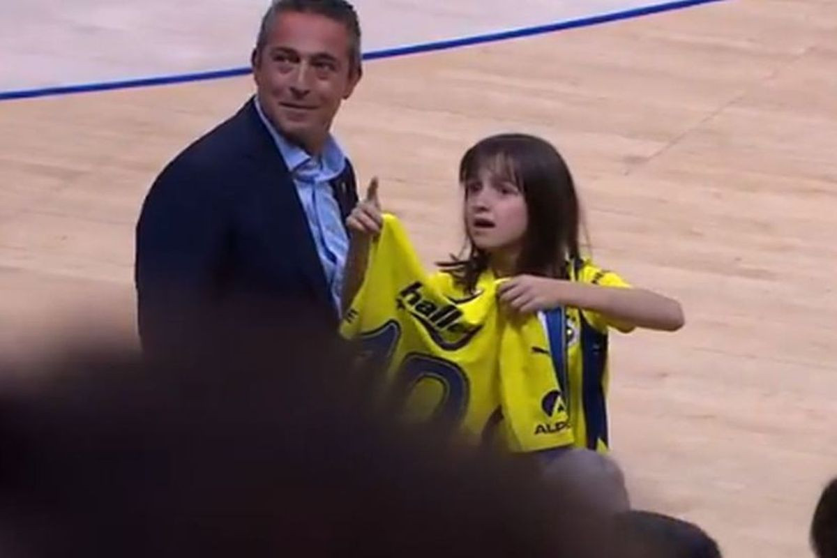 Djevojčica u rukama držala dres Dušana Tadića, a onda ga je ugledala Djevojčica u rukama držala dres Dušana Tadića, a onda ga je ugledala