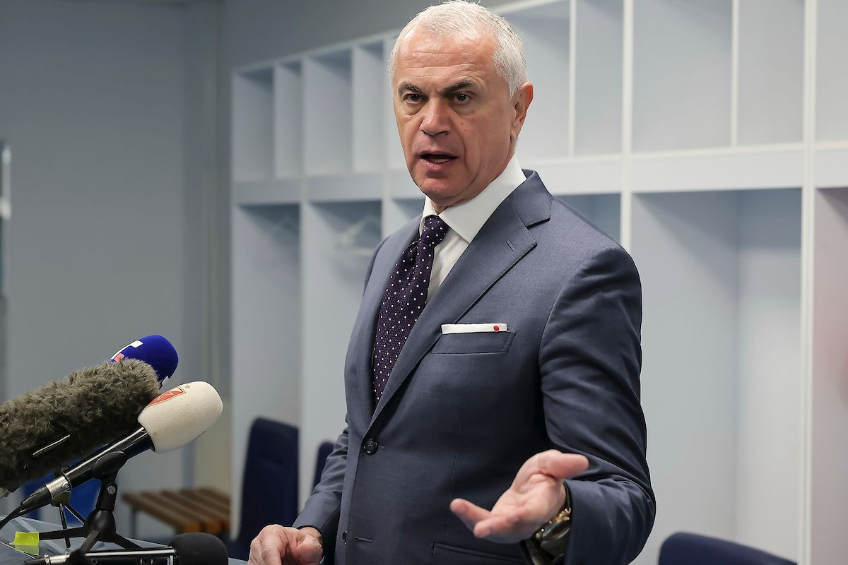 Opet lakrdija sa stadionima od 100 miliona u Srbiji; ni Terzić više ne šuti: "Žao mi je, ali..." Opet lakrdija sa stadionima od 100 miliona u Srbiji; ni Terzić više ne šuti: "Žao mi je, ali..."