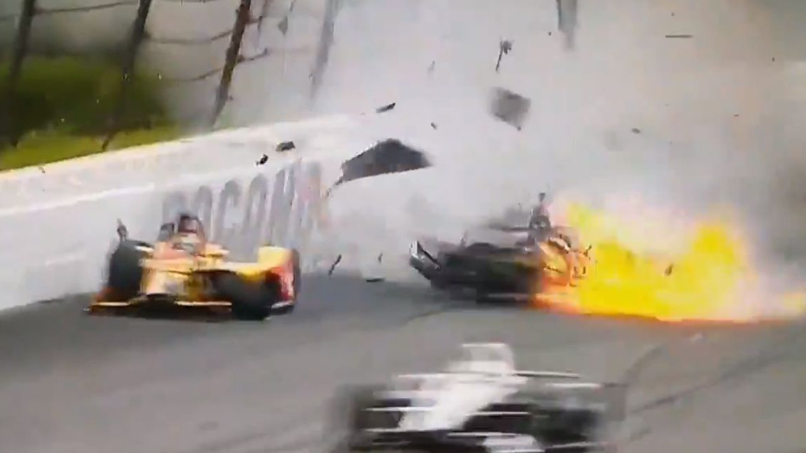 Stravičan sudar na IndyCar utrci: Vozač od siline udara ispao iz bolida