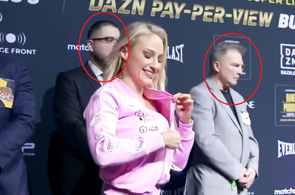 Bombarderka se skinula i pokazala čime raspolaže, mnogi nisu smjeli da pogledaju njeno "oružje" Bombarderka se skinula i pokazala čime raspolaže, mnogi nisu smjeli da pogledaju njeno "oružje"