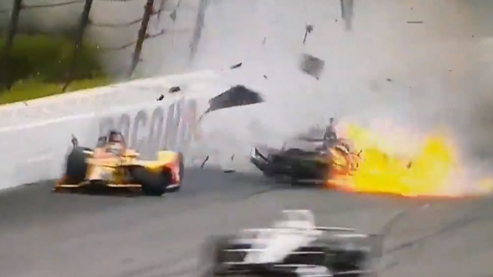Stravičan sudar na IndyCar utrci: Vozač od siline udara ispao iz bolida