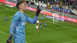 Svi su loptu vidjeli u golu, a onda se vinuo Dominik Livaković!