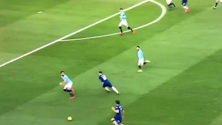 Marcos Alonso ponovo predmet šale: Kakav je ovo pas?