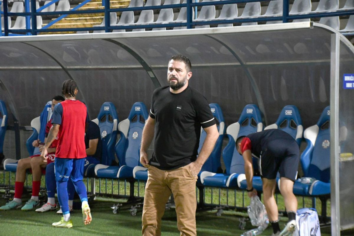 Šou trenera Slavena: Šutirao flašicu ka sudiji, prije toga ga počastio odvratnim psovkama