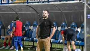 Šou trenera Slavena: Šutirao flašicu ka sudiji, prije toga ga počastio odvratnim psovkama