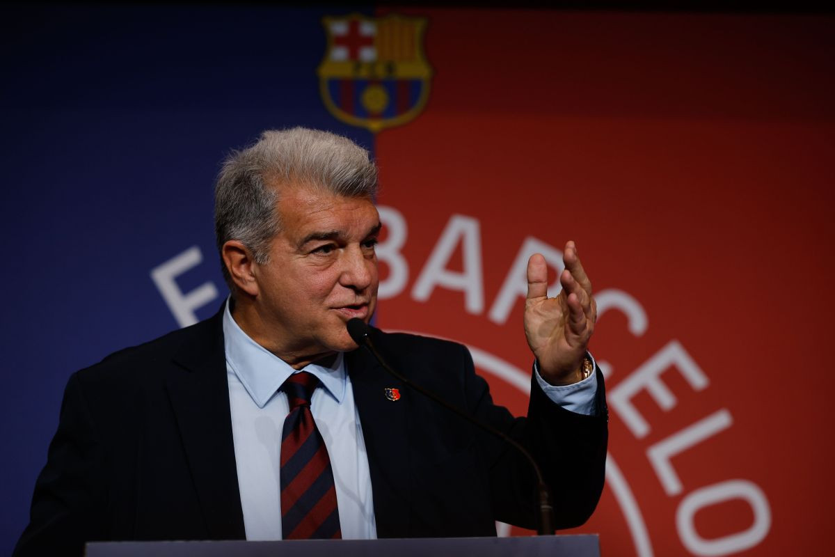 Opšti haos u Barceloni: Laporta stopirao transfer igrača, on ostao sa porodicom na aerodromu! Opšti haos u Barceloni: Laporta stopirao transfer igrača, on ostao sa porodicom na aerodromu!
