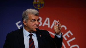 Opšti haos u Barceloni: Laporta stopirao transfer igrača, on ostao sa porodicom na aerodromu!