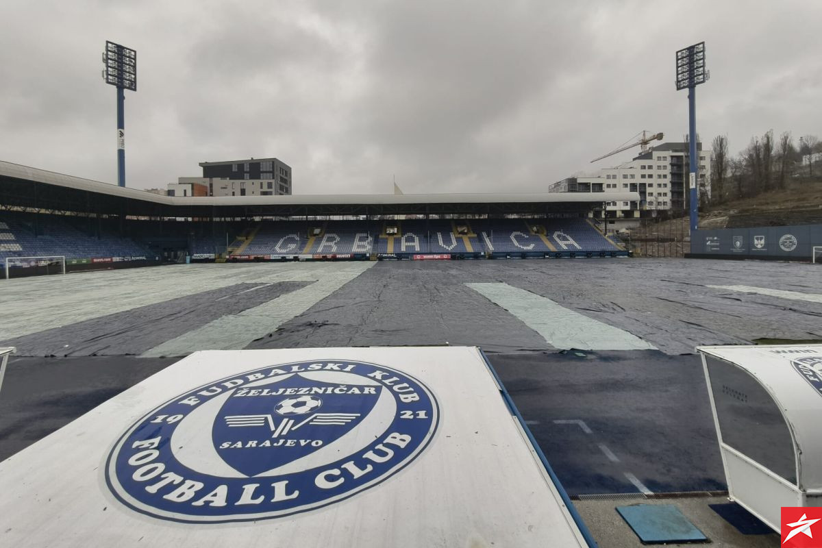 Željezničar zbog najavljenog snijega zaštitio travnjak na Grbavici