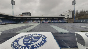 Željezničar zbog najavljenog snijega zaštitio travnjak na Grbavici