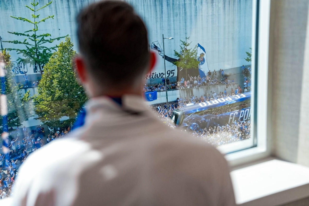 Ovo se ne viđa svaki dan: Porto na unikatan način predstavio novo pojačanje i iznenadio navijače Ovo se ne viđa svaki dan: Porto na unikatan način predstavio novo pojačanje i iznenadio navijače