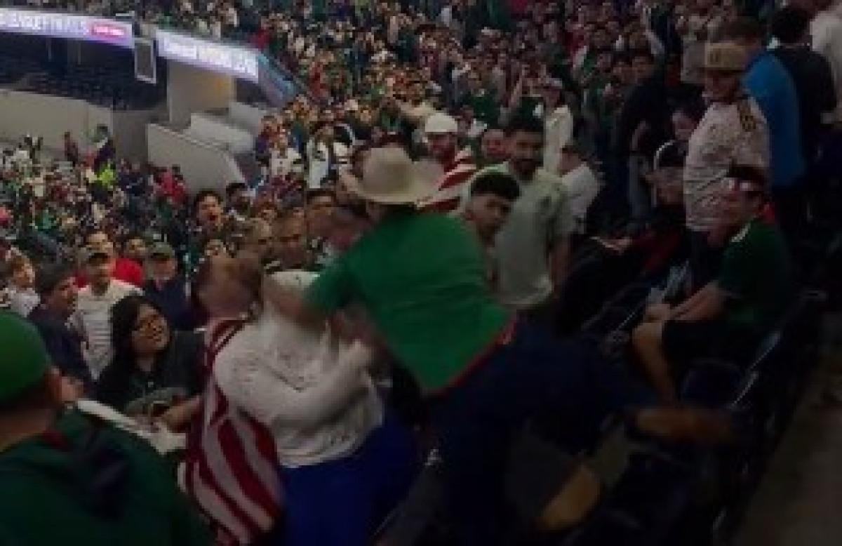 Dvojica Meksikanaca sa leđa su prišla navijačima SAD-a, a onda je izbila tuča na tribinama