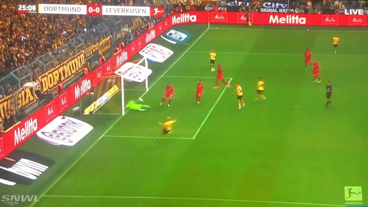 Borussia vodi protiv Leverkusena, ali je nevjerovatno šta je golman gostiju prije toga odbranio