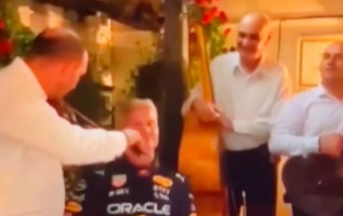 Svirač u kafani u Beogradu počeo imitirati zvukove Formule 1, a David Coulthard ga zbunjeno gledao