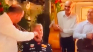 Svirač u kafani u Beogradu počeo imitirati zvukove Formule 1, a David Coulthard ga zbunjeno gledao