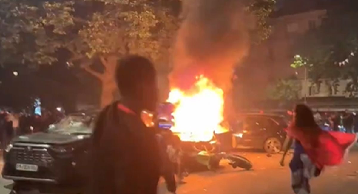 Slavlje u Parizu preraslo u nasilje i haos! Navijači PSG-a pale sve pred sobom, ali ni tu nije kraj!