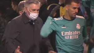 Incident na klupi Real Madrida: Fudbaler Kraljeva drsko reagovao prema Ancelottiju