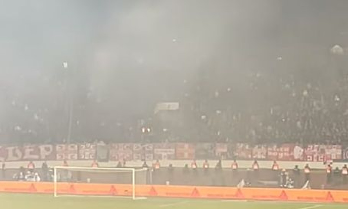 Incident na stadionu Partizana, domaći u šoku posmatrali šta rade navijači Crvene zvezde Incident na stadionu Partizana, domaći u šoku posmatrali šta rade navijači Crvene zvezde