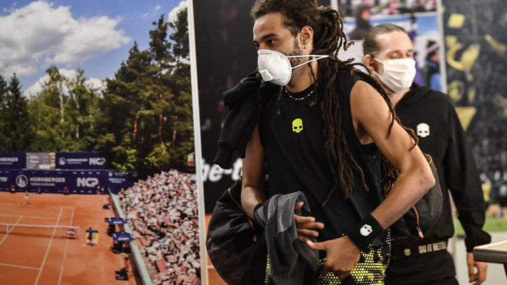 Počeo je tenis u doba korone: Nema skupljača lopti, kad se vrate nosit će rukavice i maske