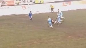 Igrači obje ekipe tražile penal na otvaranju meča